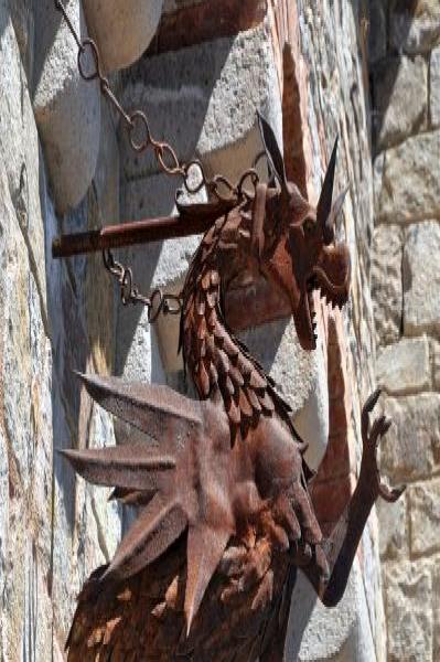 Дракон из ржавой стали у стен Castello Di Amorosa в Калифорнии